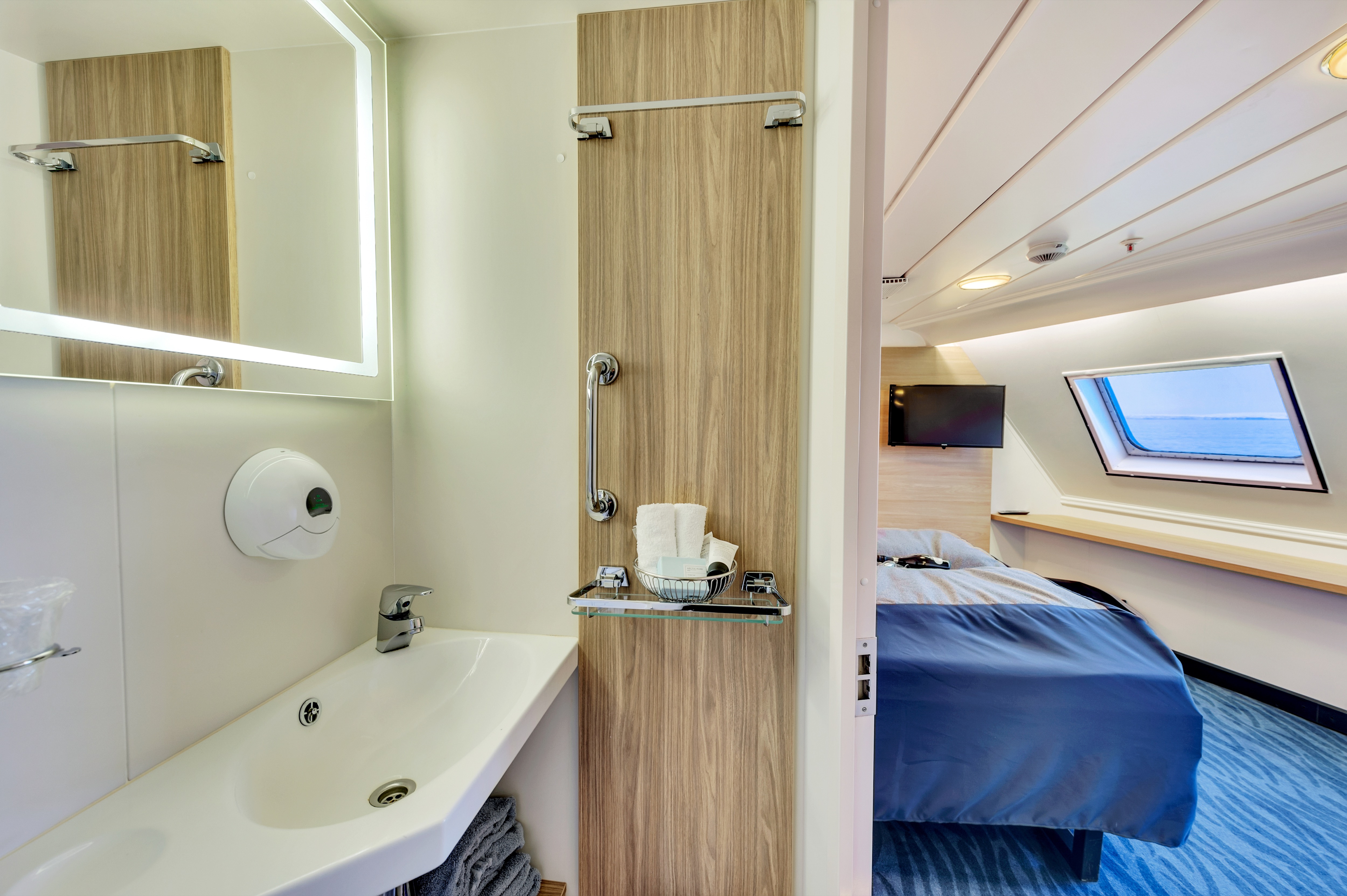 Expedition Suite | Suite on middle deck